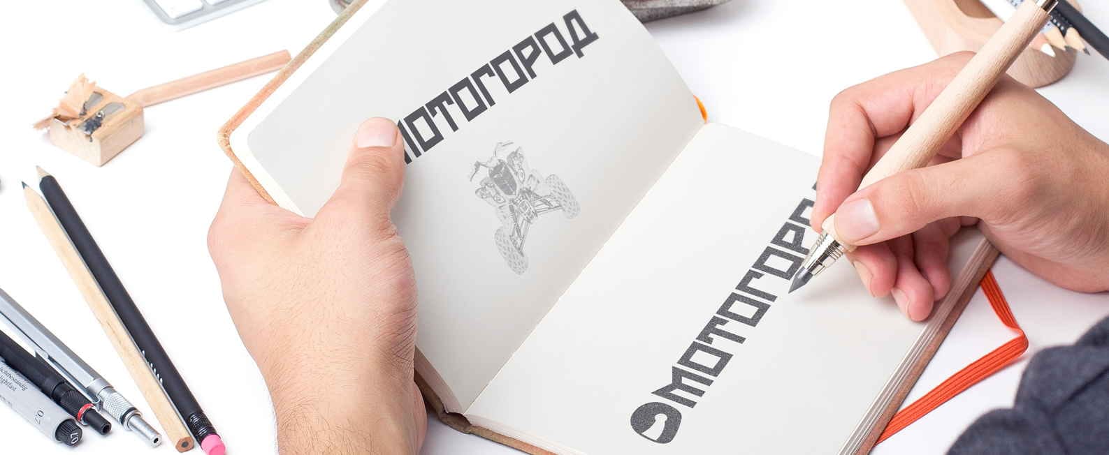 Карандашные наброски логотипа рядом с финальной векторной версией